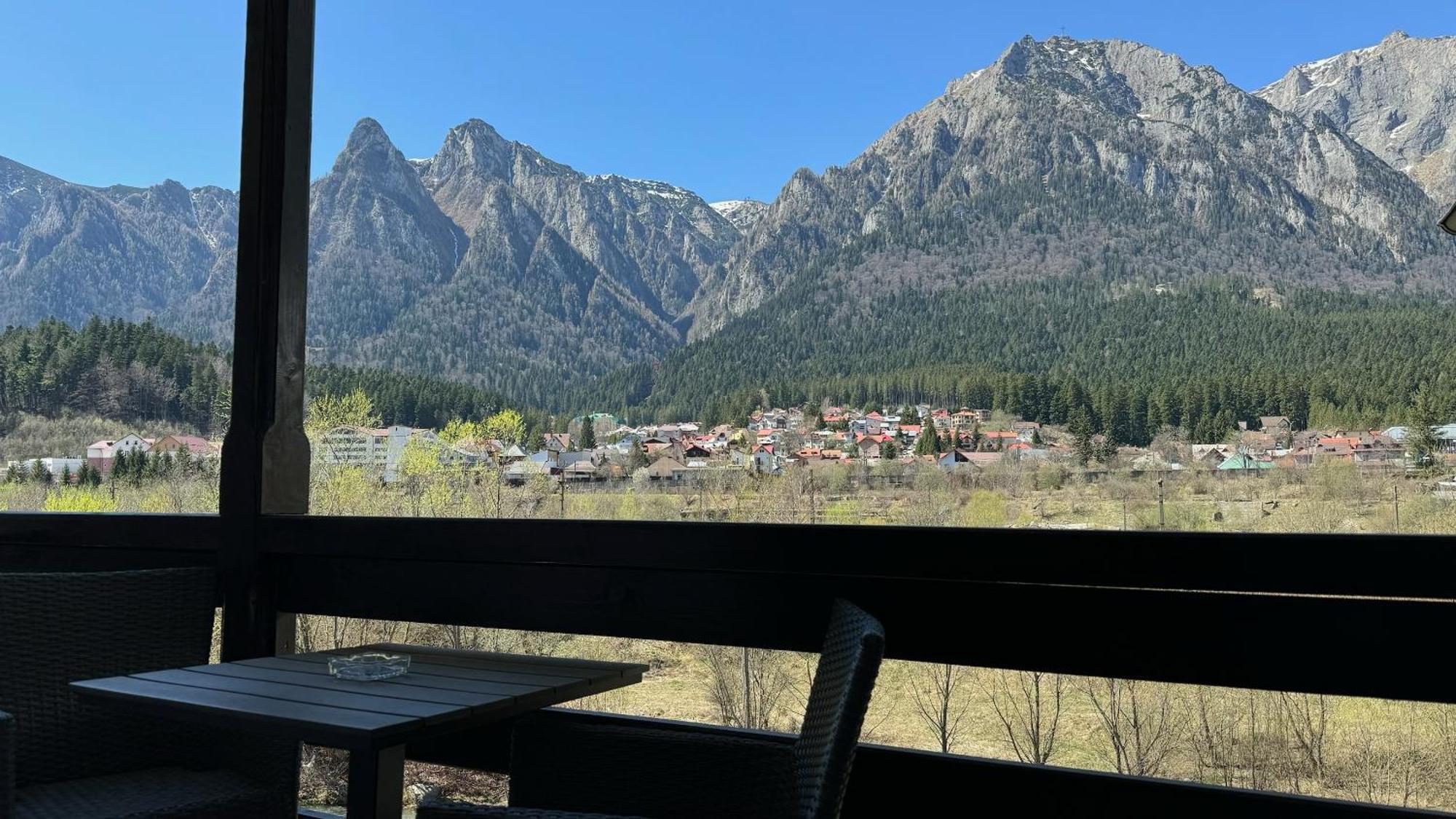 Busteni Mountain View Suites By The River - Ev Plug ภายนอก รูปภาพ